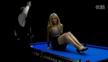 VIDEO. Trucuri senzationale la biliard! Blonda superba intinsa pe masa nu il incurca deloc