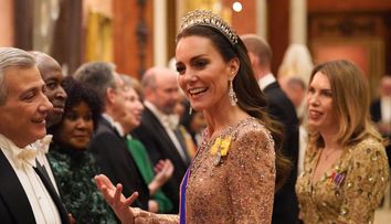 Kate Middleton, apariție divină într-o rochie aurie, la gala de Crăciun. A atras toate privirile cu ținuta ei festivă