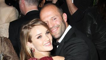 Fotografiile care l-ar putea face gelos pe durul Jason Statham. Iubita lui se distreaza alaturi de cinci barbati