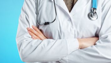 Ce a pățit un doctor din Marea Britanie care le cerea pacienților bolnavi 20.000 de euro pentru a-i scăpa de cancer prin „metoda injecțiilor cu usturoi”
