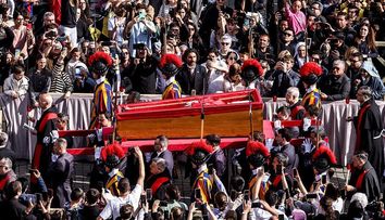 Vaticanul interzice fotografiile cu sicriul Papei Francisc, dupa imagini controversate postate online