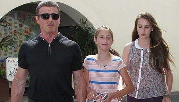 Sylvester Stallone in rolul de tata. Si-a scos fiicele adolescente in oras. Cea mica i-a mostenit 
