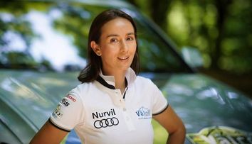 A stat lângă ea până când și-a dat ultima suflare. Roxana Moise, fosta concurentă a unui show de supraviețuire, a murit sub privirile ei: „Dormea în fiecare seară cu ea în pat...”