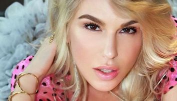 Corina Bud, apariție îndrăzneață la plajă. Cântăreața s-a afișat într-un costum de baie transparent