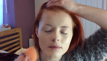 Are o pasiune pentru make-up, desi este nevazatoare. Asa arata cand incepe sa se machieze, dar rezultatul este genial