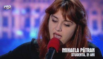 La prima vedere pare o persoana timida, dar cand incepe sa cante se transforma total. Asculta o interpretare de senzatie