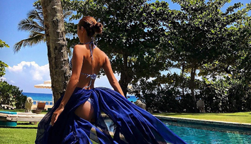 Cea mai sexy moldoveanca, complet goala si acoperita cu nisip pe Instagram. Cum s-a lasat pozata Xenia Deli