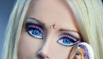 Transformarea incredibila a femeii-Barbie din adolescenta banala in femeie fatala. Uite cum arata inainte de operatiile estetice