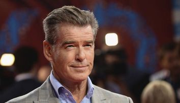 El este sex-simbol. Ea, departe de idealul perfectiunii de la Hollywood. Cum arata sotia lui Pierce Brosnan