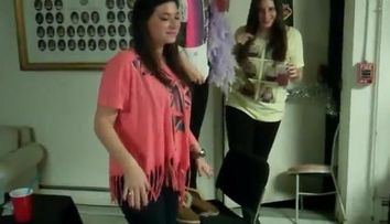 VIDEO. Cum sa NU dansezi la o petrecere! Uite ce cazatura ia tipa din imagine: