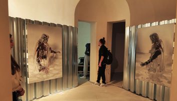 Zeci de artiști români și străini vor „defila” la DIACRONIA, expoziția-spectacol a Romanian Creative Week