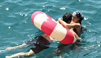 Dua Lipa și Callum Turner, surprinși în ipostaze romantice în luna de miere din Italia. Imaginile care au cucerit internetul
