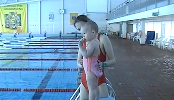 Bebelusii chiar pot inota! Vezi cat de bine se descurca o fetita de nici doi ani, dupa ce e aruncata in piscina: VIDEO