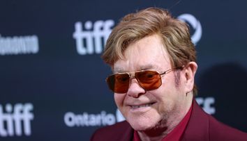 Cum a devenit Elton John, supraviețuitor al dependenței, consilierul secret al vedetelor de la Hollywood: „Îi datorează mult!”