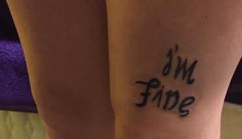 Si-a facut un tatuaj pe care doar ea il intelege. Ce se intampla cand il priveste