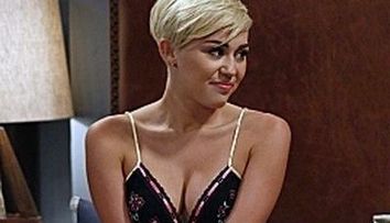 Producatorii Two and a Half Men fac orice pentru a salva serialul! Miley Cyrus apare asa cum nu ai mai vazut-o niciodata pana acum: FOTO
