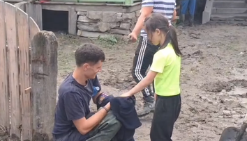 Gestul emoționant al unui pompier pentru o fetiță din Broșteni, a cărei casă a fost lovită de inundații: i-a spălat mânuțele și i le-a șters cu bluza lui – FOTO