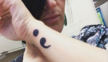 La prima vedere pare un tatuaj banal, dar oameni din toata lumea decid sa si-l faca. Ce reprezinta punctul si virgula