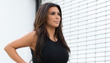 Kim Kardashian, ironizata pentru o tinuta total neinspirata. Si-a dorit sa fie eleganta, dar fusta era mult prea stramta pentru sunculitele ei: FOTO