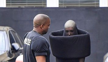 Nimic ciudat aici! Doar o ieșire banală la biserică pentru Kanye West și soția sa. Enoriașii, șocați!