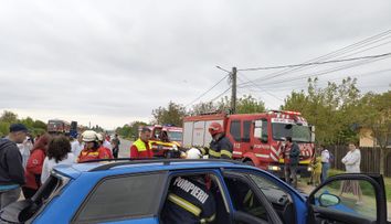 Accident cumplit în Iași: Tânără de 22 de ani, salvată ca prin minune după ce mașina i-a fost lovită de tren