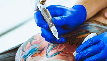 Ce si-a tatuat aceasta tanara intr-o zona sensibila. De ce se oamenii se uita la ea cand se intoarce cu spatele - VIDEO