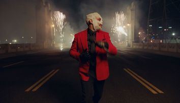 The Weeknd a apărut pe covorul roșu învinețit și cu un bandaj enorm pe cap