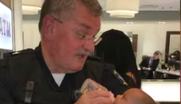 Unii oameni nu ar face asa ceva niciodata. Acesta imagine cu politistul care hraneste un bebelus a devenit virala