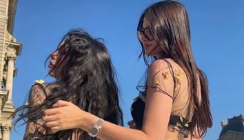 N-au avut nicio jenă și au pozat fără sutien în fața muzeului Luvru. „Nu vă mai ajung banii?”