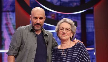Chef Radu Dumitrescu gătește împreună cu mama lui, iar concurenții trebuie să reproducă rețeta