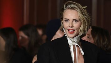 Are 50 de ani, dar un ten care pare al unei femei de 30!  Care e secretul lui Charlize Theron: masca-minune pe care și-o poate permite oricine