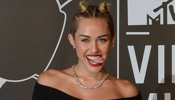 Miley Cyrus incearca din rasputeri sa fie sexy, dar barbatii nu o plac deloc. Cine e cea mai dorita femeie din lume - FOTO