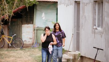 Visuri la cheie, 13 noiembrie. Povestea tulburătoare a familiei Radu! Gica își crește singură fiica adolescentă, după ce soțul a părăsit-o. Cu două operații pe creier, femeia trage din greu pentru a-i oferi Antoniei un trai mai bun.