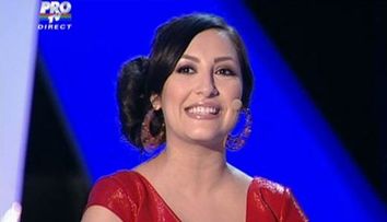 Lady in red: Andra, fermecatoare la cea de-a patra semifinala 