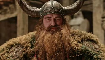 Cu părul lung și tenul îmbătrânit e greu să-l recunoști. În urmă cu 20 de ani era cel mai popular actor de filme de acțiune