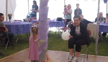Inocenta copiilor e emotionanta. O fetita i-a dedicat mamei sale bolnave de cancer o piesa de dragoste - VIDEO