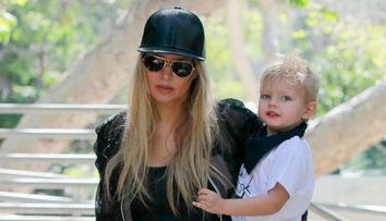 Cea mai cool mama din curtea gradinitei. Fergie, aparitie de senzatie alaturi de baietelul ei, Axl