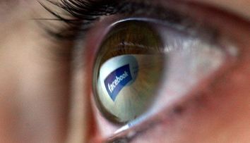 Si-a platit fiica sa nu mai intre pe Facebook. Ce suma a primit adolescenta sa renunte la prietenii virtuali