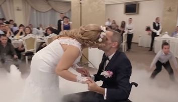 Gestul facut de un mire la nunta a adus lacrimi in ochii invitatilor. Tanarul paralizat i-a oferit miresei o surpriza