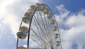 Un cuplu, surprins în ipostaze interzise la un festival celebru de muzică! Ce au făcut în roata panoramică