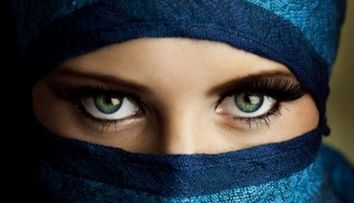 O singura privire in ochii lor si esti pierdut. Vedete cu cea mai seducatoare privire
