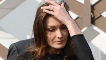 Carla Bruni condamna moartea prin lapidare! Presa iraniana o numeste “prostituata”!