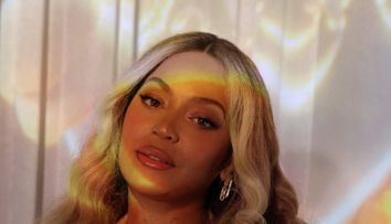 Beyoncé își etalează silueta într-un outfit îndrăzneț. Cântăreața a atras toate privirile cu o bustieră bej și pantaloni scurți asortați