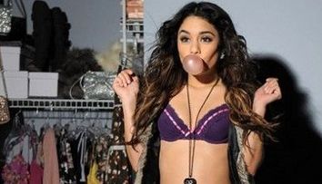 Vanessa Hudgens ne arata ca e o fata casnica intr-un pictorial provocator! FOTO si VIDEO