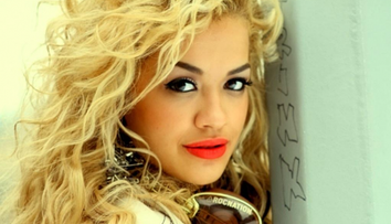 Toti o stiu blonda, insa Rita Ora arata complet diferit inainte sa ajunga celebra. Imaginea in care fanii nu au recunoscut-o