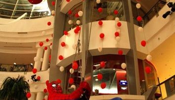 Spiderman-Lis a luat cu asalt un centru comercial, la “Happy Hour”