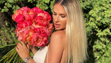 Andreea Bănică, decolteul abisal cu care a atras privirile tuturor din mediul online. Cum s-a filmat artista