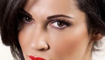 Din fetita inocenta s-a transformat in diva sexy! Cum arata Nicoleta Luciu in copilarie: FOTO