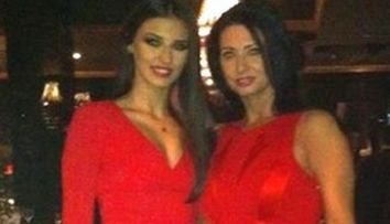 EA este una dintre cele mai sexy bunicute. Mama Antoniei face furori in costum de baie. La 40 de ani, arata la fel de bine ca o adolescenta