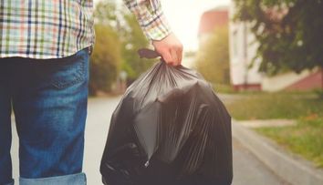 Un bucureștean a fost amendat cu 10.000 de lei, după ce și-a lăsat gunoiul la poarta unui vecin
